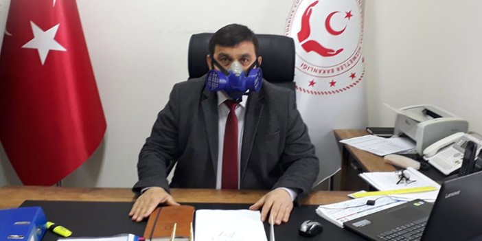 Müdür virüsten korunmak için oksijen maskesi taktı