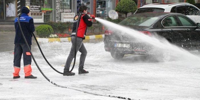Rize’de cadde ve sokaklar deniz suyu ile yıkanıyor