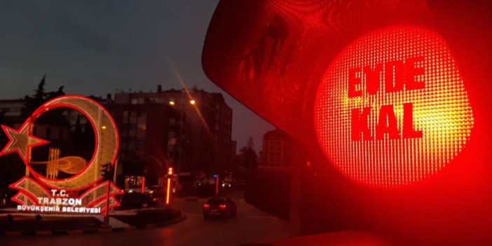Trabzon'da trafik ışıklarına "Evde Kal" çağrısı