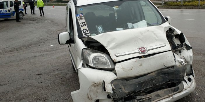 Kamyonet otomobile çarptı: 2 yaralı