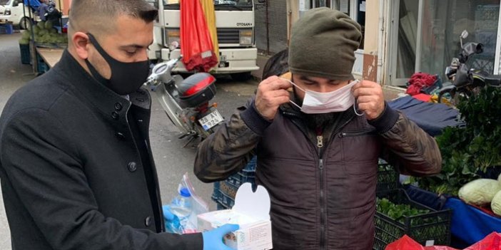 Belediye pazar yerinde maske dağıttı