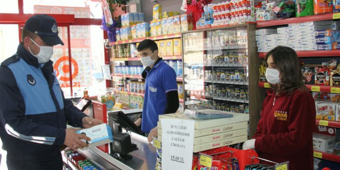 Bayburt'ta marketlere maske dağıtıldı