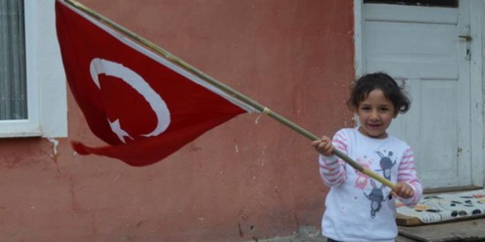 Asker selamı veren küçük Damla, Türkiye'nin beğenisini kazandı