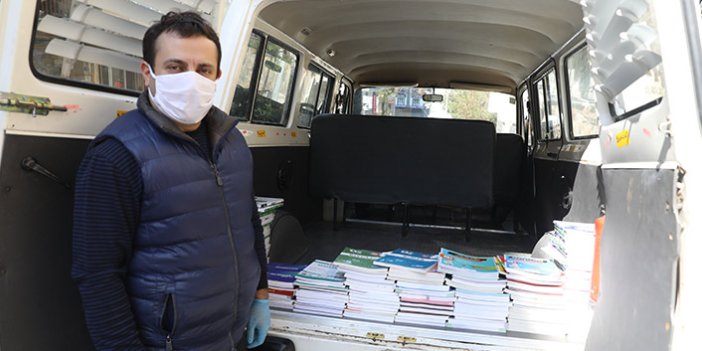 ‘Fizik Minibüsü’ ile topladığı kitapları öğrencilere ücretsiz dağıtıyor