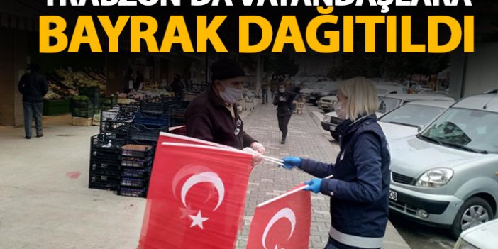 Trabzon'da vatandaşlara bayrak dağıtıldı