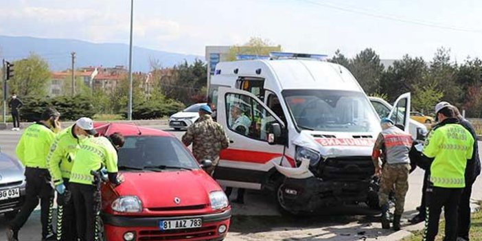 Askeri ambulans otomobille çarpıştı!