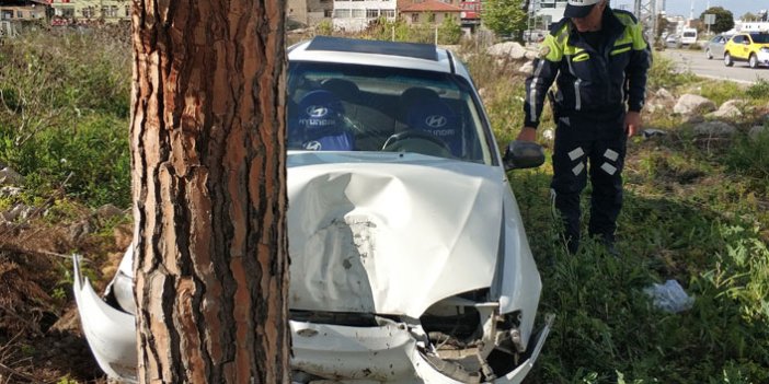 Direksiyonu kilitlenen otomobil ağaca çarptı