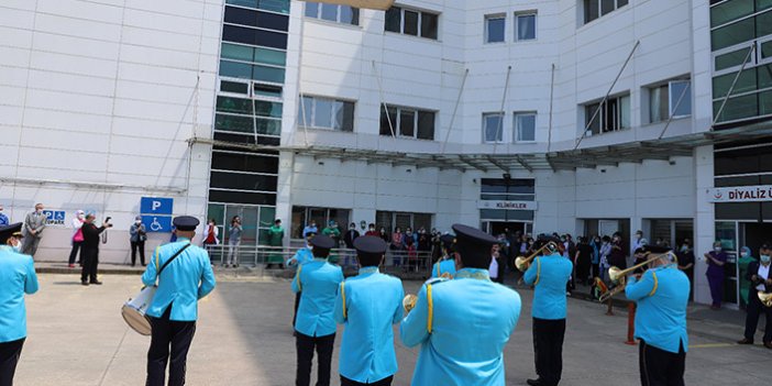 Trabzon'da hastane önünde bando konseri