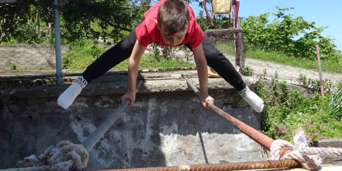Trabzon'da kütük ve borulardan spor aletleriyle cimnastik yapıyorlar