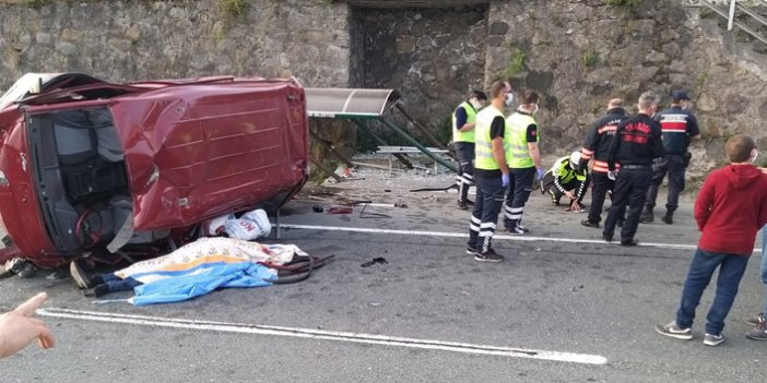 Trabzon'da minibüs, durağa çarpıp, devrildi: 1 ölü, 2 yaralı