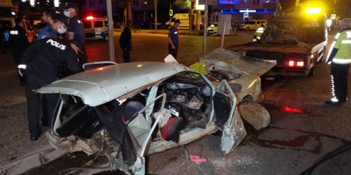 Samsun'da trafik kazası! Otomobil ikiye bölündü