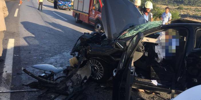 Otomobil tıra çarptı: 3 ölü, 1 kişi yaralandı