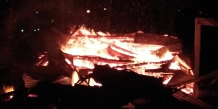 Artvin’de 2 katlı ev alev alev yandı