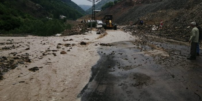 Giresun'da yağış yolu ulaşıma kapattı