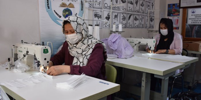 Vefa borcunu ödemek isteyen göçmenler maske dikerek destek oluyor