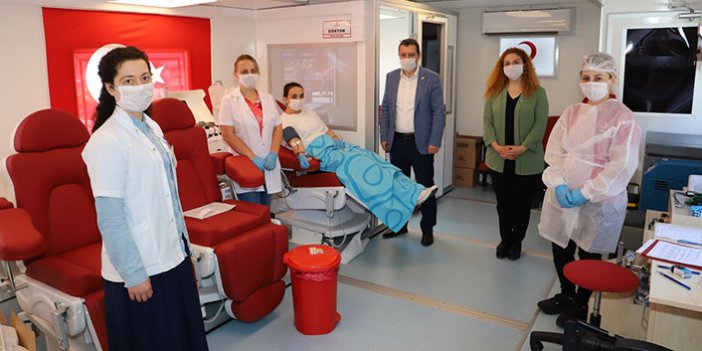 Trabzon’da koronavirüsü yenen doktor plazma bağışında bulundu