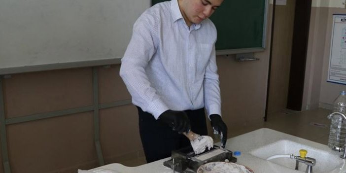 Lise öğrencisi talaştan tuğla üretti