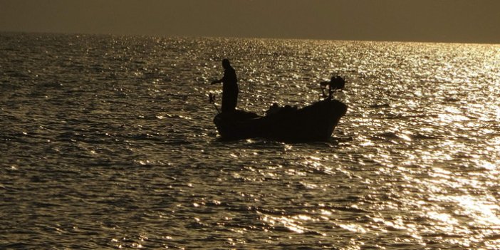 Trabzon'da gün batımında balıkçıların görüntüsü