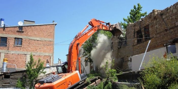 Bayburt’ta harabe binalar yıkılıyor