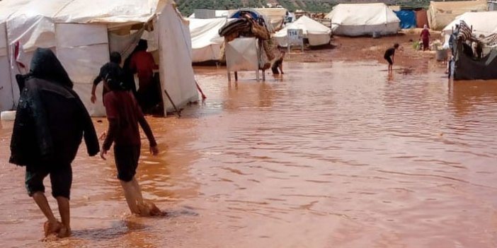 Mülteci kampını sel ve fırtına vurdu: 3 çocuk öldü
