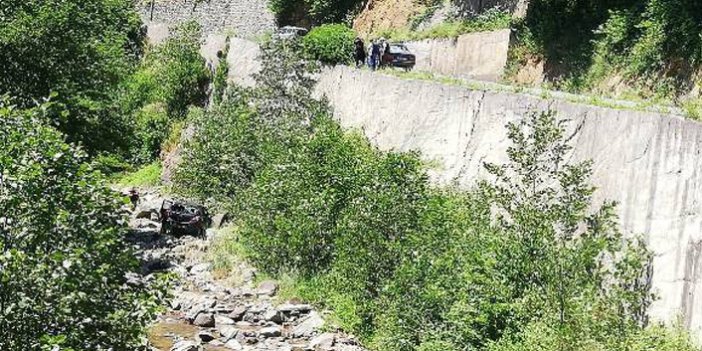 Trabzon'da otomobil dere yatağına yuvarlandı: 1'i ağır 2 yaralı
