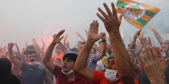 Trabzonspor'un rakibi stadda meşalelerle karşılandı