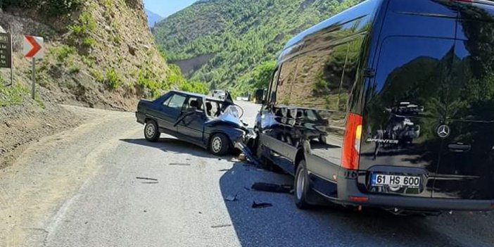 Trabzon plakalı minibüs otomobille çarpıştı: 5 yaralı