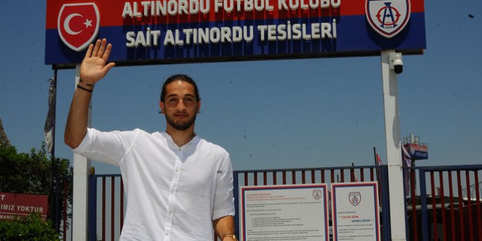 Trabzonspor'a transfer oldu kulübü ile vedalaştı