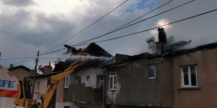 Yıldırım düştü evlerin çatısı yandı