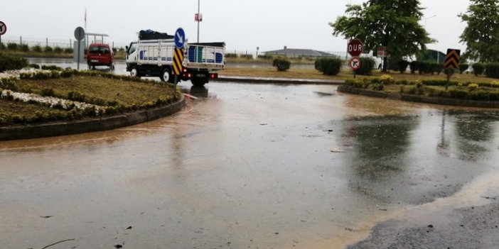Rize'de sağanak yağış hayatı olumsuz etkiliyor