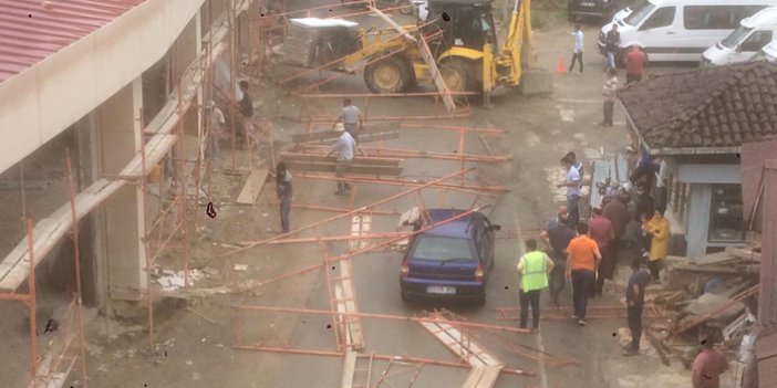 Rize'de iş makinesinin çarptığı inşaat iskelesi otomobilin üzerine devrildi