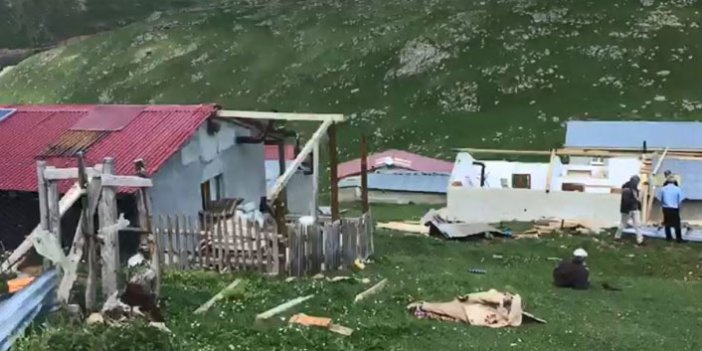 Şiddetli rüzgar yayla evlerinin çatısını uçurdu