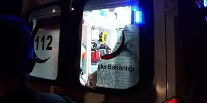 Kavgada yaralandı, yumrukla gelen ambulansın camını kırdı
