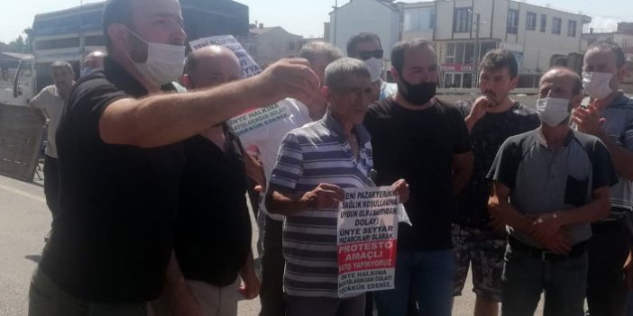 Pazarcılar belediyeyi protesto etti, tezgahları açmadı