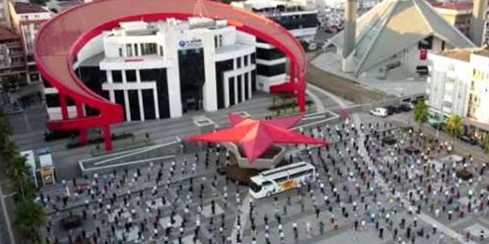 Adnan Menderes Demokrasi Meydanı'nda bayram namazı kılındı