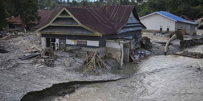 Endonezya'da sel etkili oldu! 22 Bin kişi...