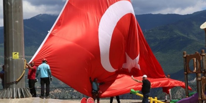 İpi kopan Türk bayrağını dağcılar göndere çekti