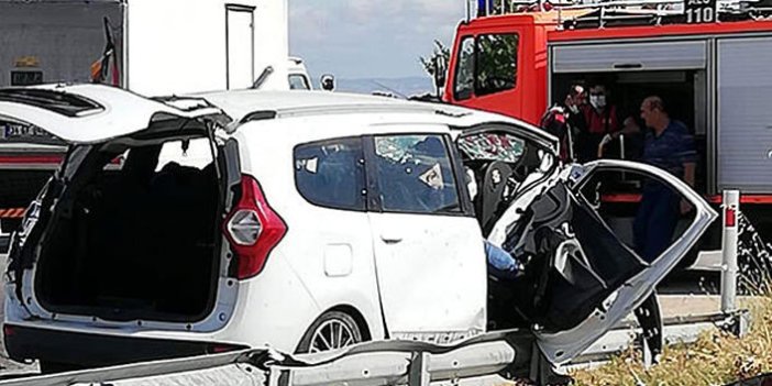 Hafif ticari araç refüje çarptı: 2 ölü, 2 yaralı