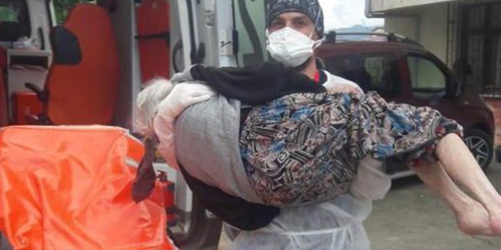 Rize'de ailesi yaklaşamayınca sağlık çalışanı kucağında taşıdı
