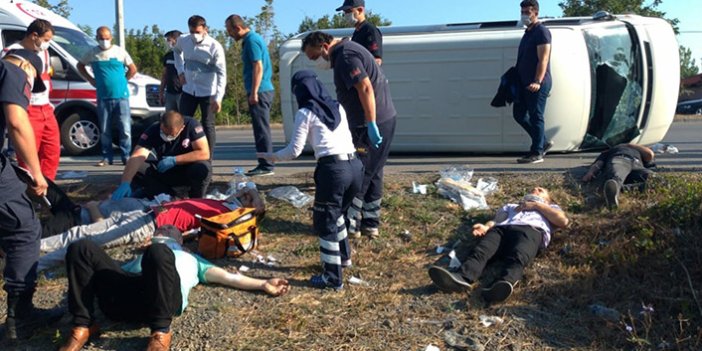 Karadeniz Sahil Yolu'nda minibüs devrildi: 15 yaralı