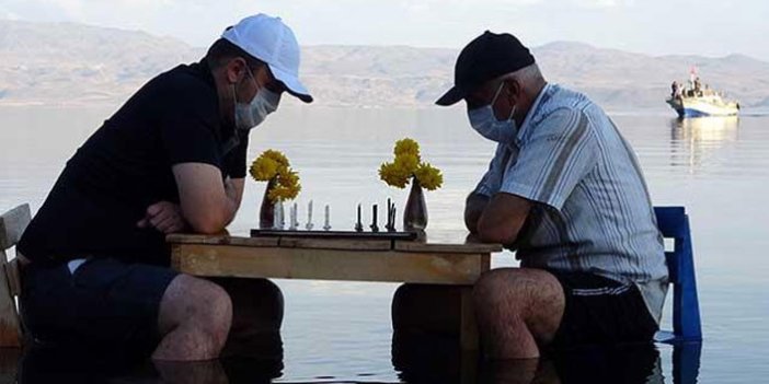Van Gölü'ne masa kurup, satranç oynadılar