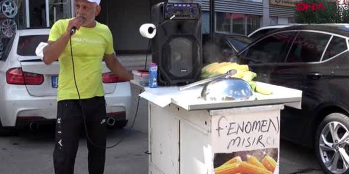 Trabzon'un Mısır Babası, hem şarkı söylüyor hem mısır satıyor