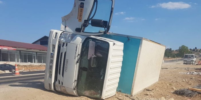 Vezirköprü'de devrilen kamyonetin sürücüsü yaralandı