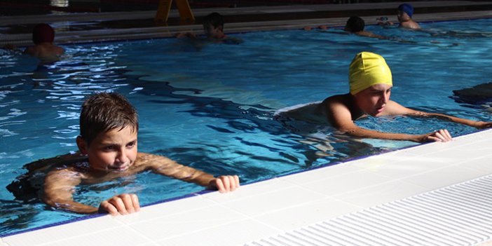 Artvin’de Trabzonspor futbol okulu öğrencileri yüzme öğreniyor