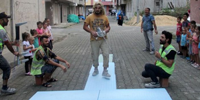 Trabzon'da inşaat malzemeleriyle defile yapan işçilere oyunculuk teklifi
