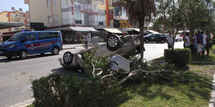 Antalya'da Virajı alamayan otomobil takla attı