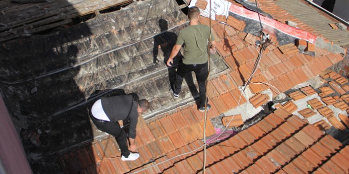 Yaşlı kadının çatı onarımı için seferber oldular