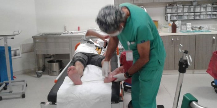 Ayağı yaralanan genci zabıta hastaneye yetiştirdi