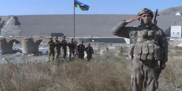 Tarihi Hudaferin Köprüsü'ne Azerbaycan bayrağı dikildi