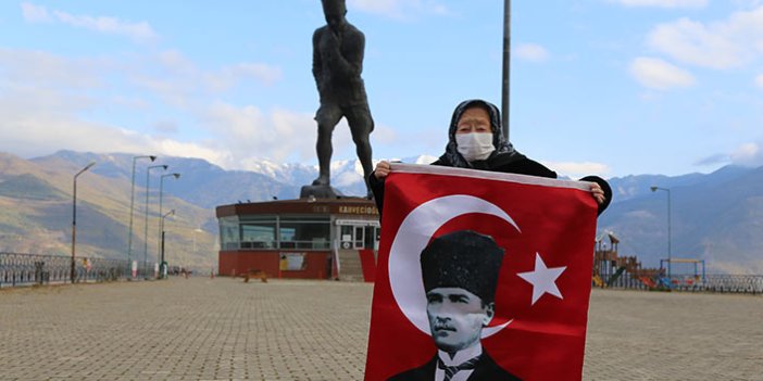 97 yaşındaki Erzade nine Atatürk heykeline gitti